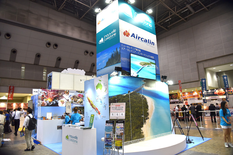 青い空と海を感じるステージやフォトエリアはまさに天国の海