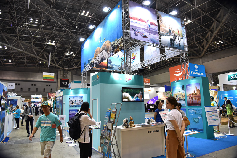 気球や美しい海でのひとときをイメージしたバナーでデコレーションされたオーストラリア政府観光局ブース