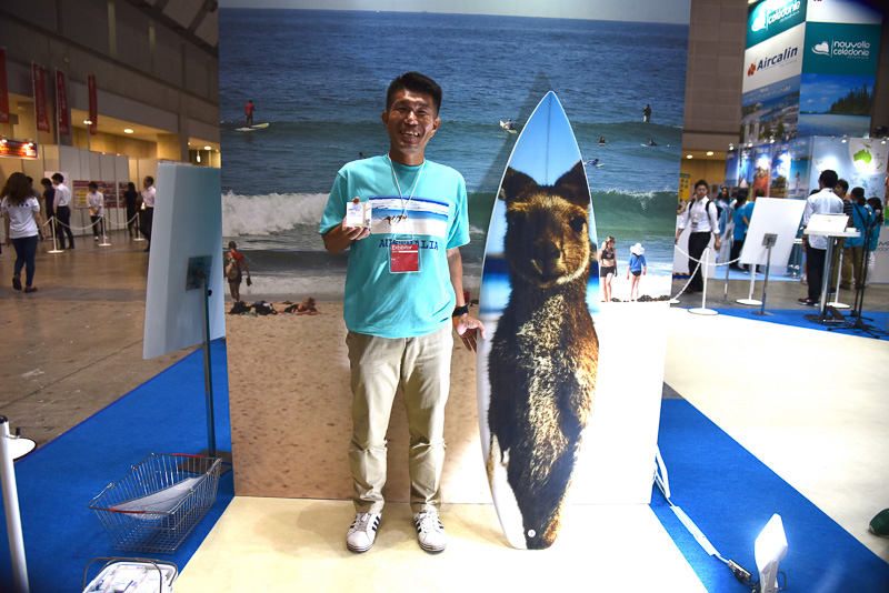 カンガルーフェイスが個性的なボード片手にパチリ