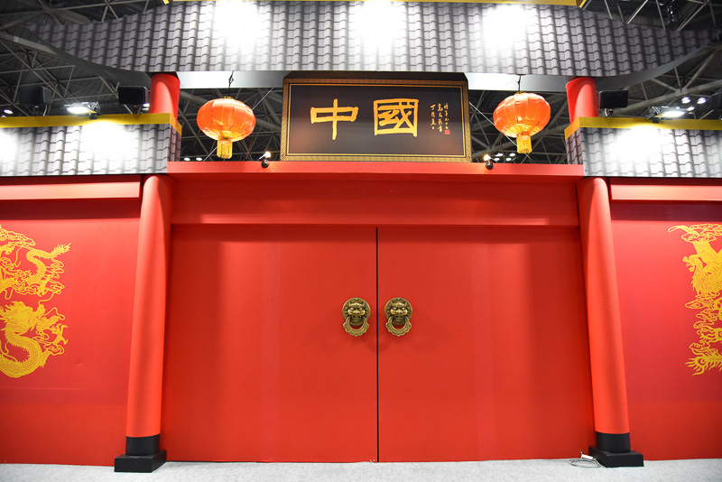 メインステージの目印は大きな扉