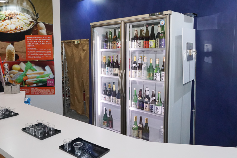 地酒の試飲コーナーは、時間で提供されるお酒が変わる