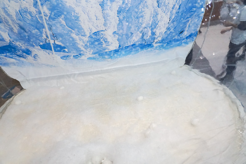 雪を模した白い粉が入っている