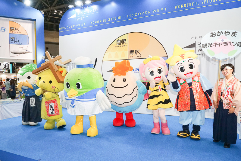 JR西日本ブース内のステージに並んだ、山陰地方をPRするキャラクターたち
