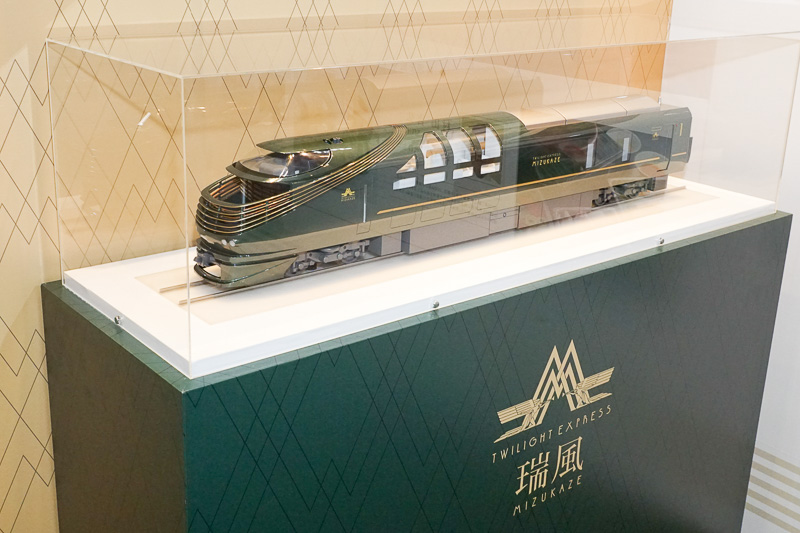 特徴的なTWILIGHT EXPRESS 瑞風の先頭車両模型