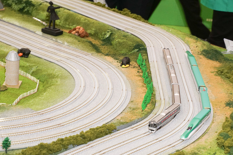 北海道新幹線車両も走っている