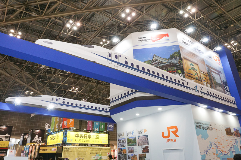 ブース頭上の柱が東海道新幹線を模したデザインになっている