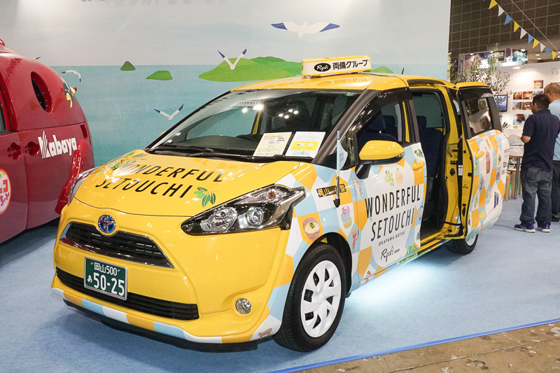 ブース前に置かれたワンダフルセトウチタクシー。実際に岡山で運行される
