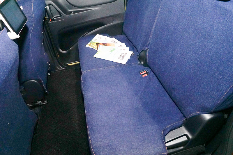 シートに倉敷デニムを使用。タブレットも備え付け、Wi-Fiも完備する