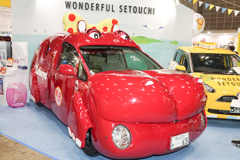 隣には岡山県に本社を置くカバヤ食品の目立つ宣伝カー