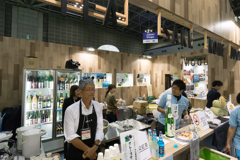 大きめの試食、試飲のカウンターがある