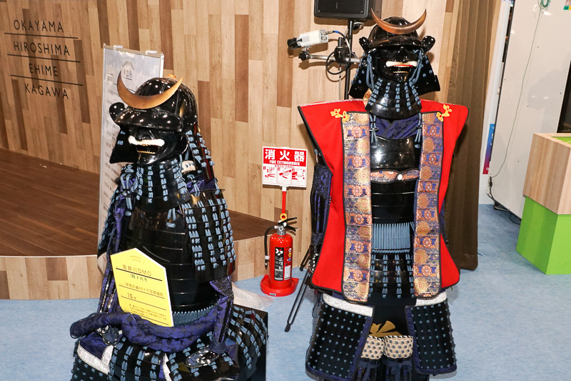 甲冑の着付けで記念撮影