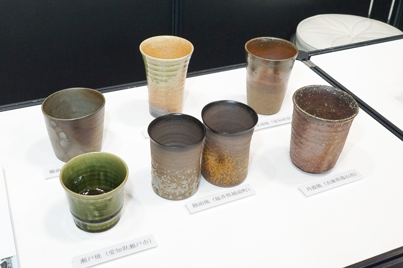 備前市、越前町、瀬戸市、常滑市、甲賀市、篠山市の「きっと恋する六古窯　─日本生まれ日本育ちのやきもの産地─」の焼き物の展示