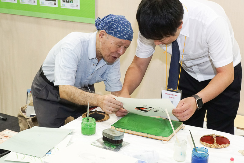 荒川区指定無形文化財保持者に認定されている木版画刷版画摺職人の松崎啓三郎氏の指導で版画摺り体験