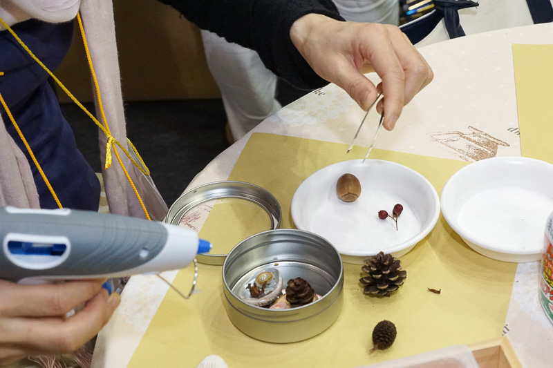 好みで集めた素材を缶の中に止めて作る