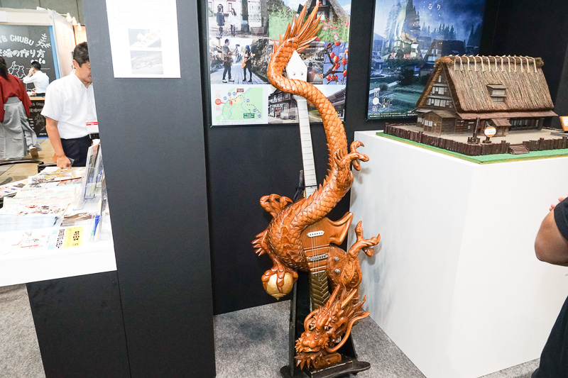 井波彫刻にて作られたギター