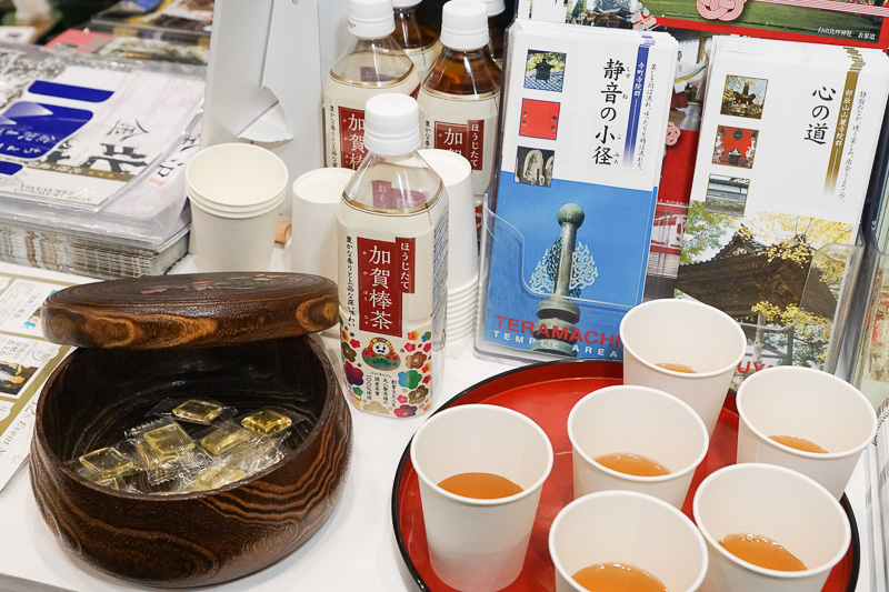 来訪者には加賀棒茶の試飲や金箔入りの飴を配布