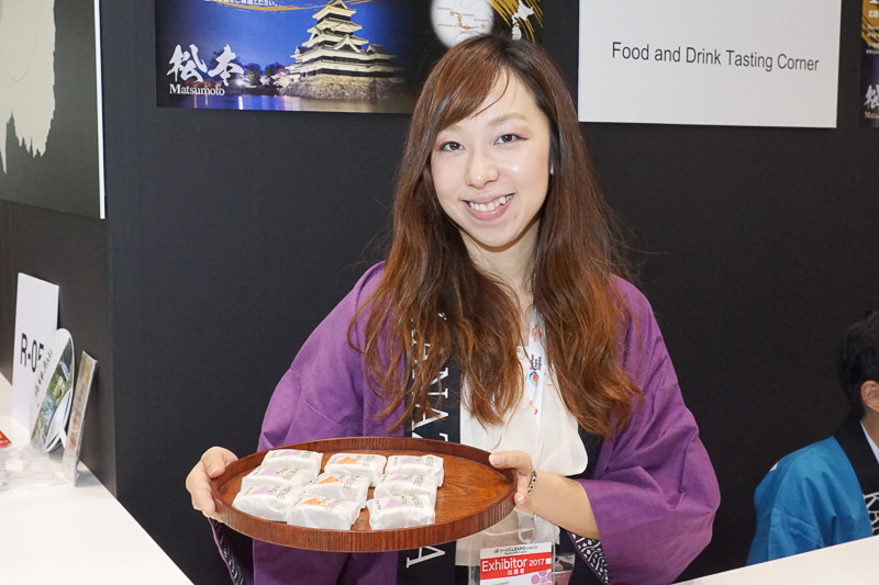 時々名産品の試食を配布。この時は抹茶もなかを配布