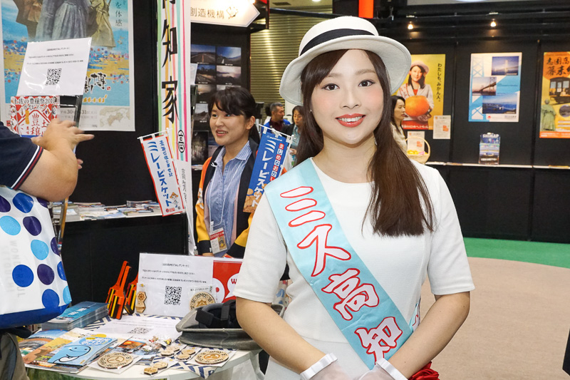四国ブースにて、ミス高知観光キャンペーンレディー妹尾佳奈さん