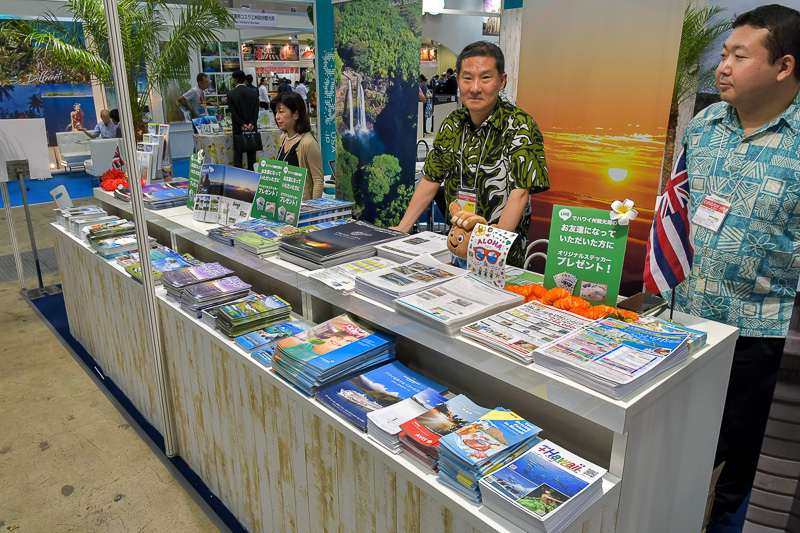 たくさん並べられた資料やパンフレットなど