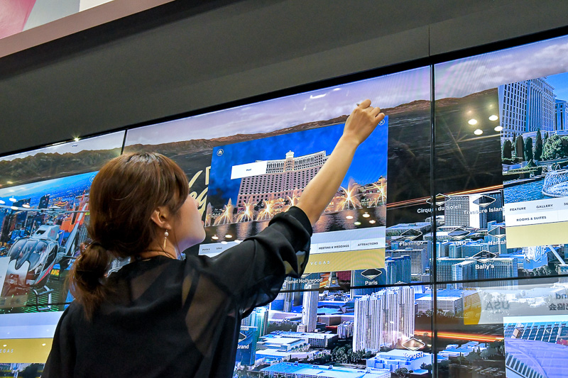 スクリーンはタッチパネルで写真や動画など再生される