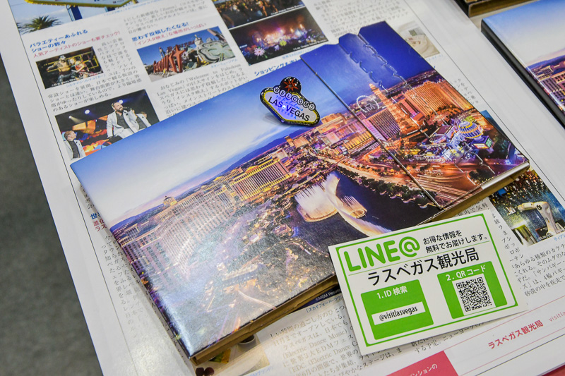 SNSでラスベガス観光局をフォローすると光るバッジや組み立て式VRヘッドセットがもらえる