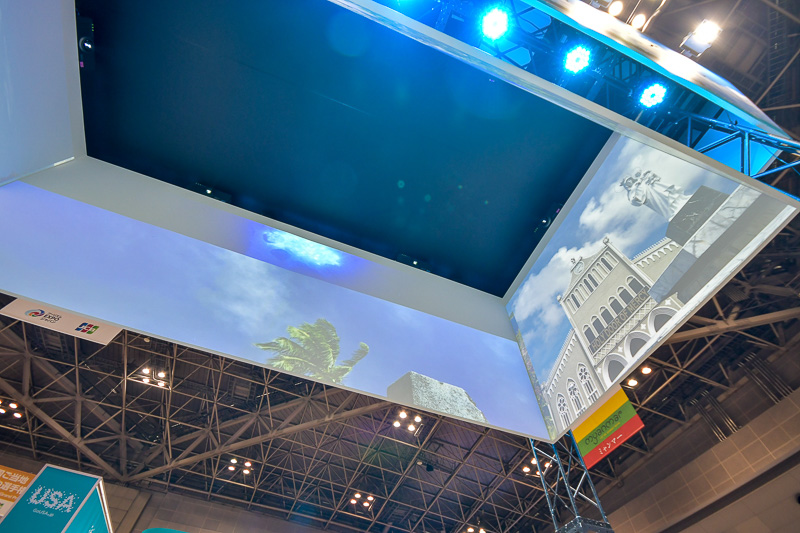 天井には、マリアナの美しさを伝えるスライドが投射されている