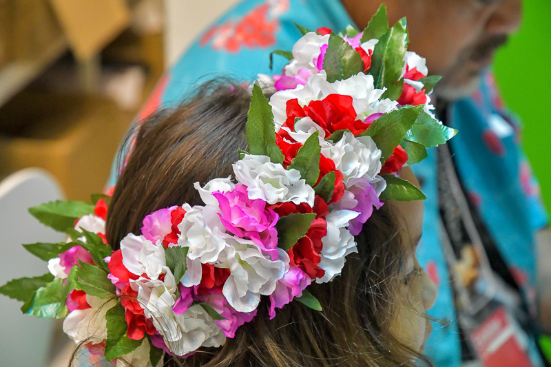 観光大使のマリアナちゃんがかぶるマーマー（花冠）を作るプログラムもある