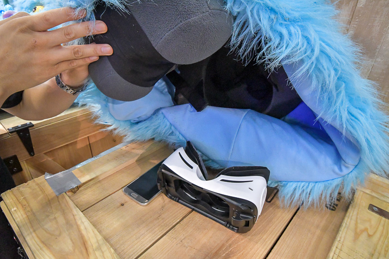 VRコーグルを付けた上でかぶり物をかぶる