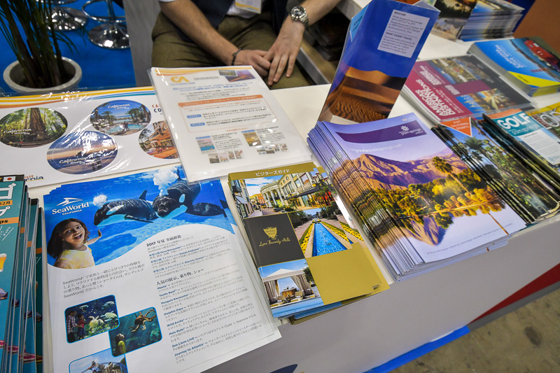 カリフォルニアの観光案内など、パンフレットや資料が並ぶ
