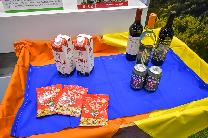 試食・試飲できるのは、カリフォルニアワイン、クラフトビール、アーモンドミルク、生クルミの4種類