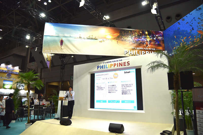 フィリピンの海をイメージしたステージ前では観客が砂浜に座る感覚でセミナーをゆったりと受けられる