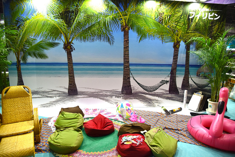 フィリピンヒロットを実際にビーチで寝転がって施術＆南国気分満載で写真が撮れるフォトブース。SNS投稿で景品も当たる