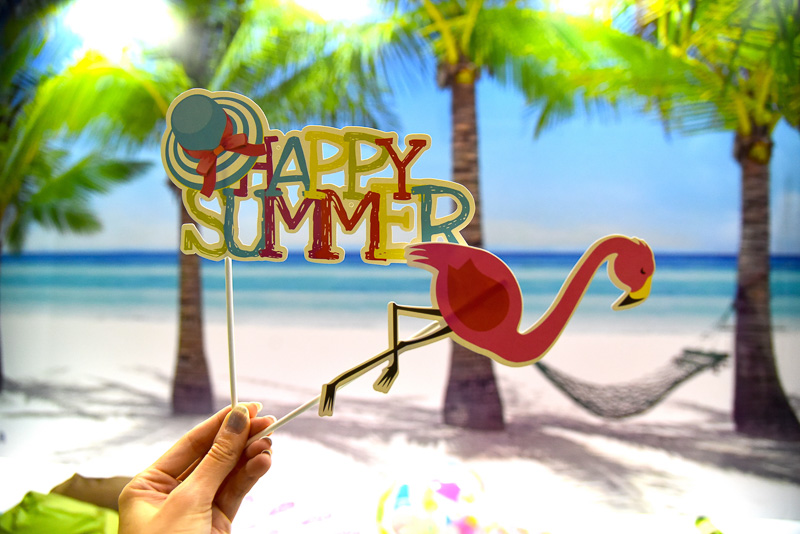 フラミンゴなどのフォトプロップスでキュートな1枚に