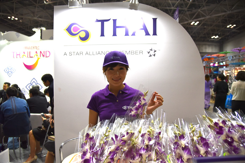 タイ国際航空カウンターでは蘭の花のプレゼントやSNSキャンペーンを実施