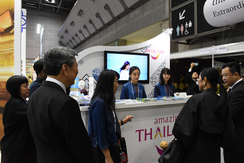 テープカット後にブースを視察