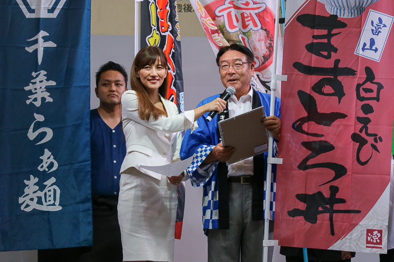 インタビューに答える「富山白えびますとろ丼」（富山県・株式会社源）の代表者