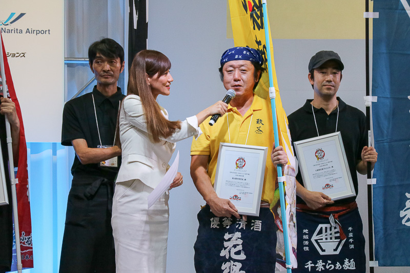 インタビューに答える「秩父わらじ豚味噌丼」（埼玉県・秩父駅弁研究会）の代表者