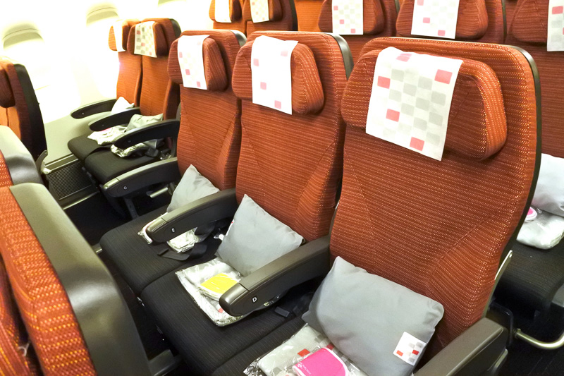 使用機材もボーイング767-300ER型機（SS6）。エコノミークラスは、「新・間隔エコノミー」のJAL SKY WIDER