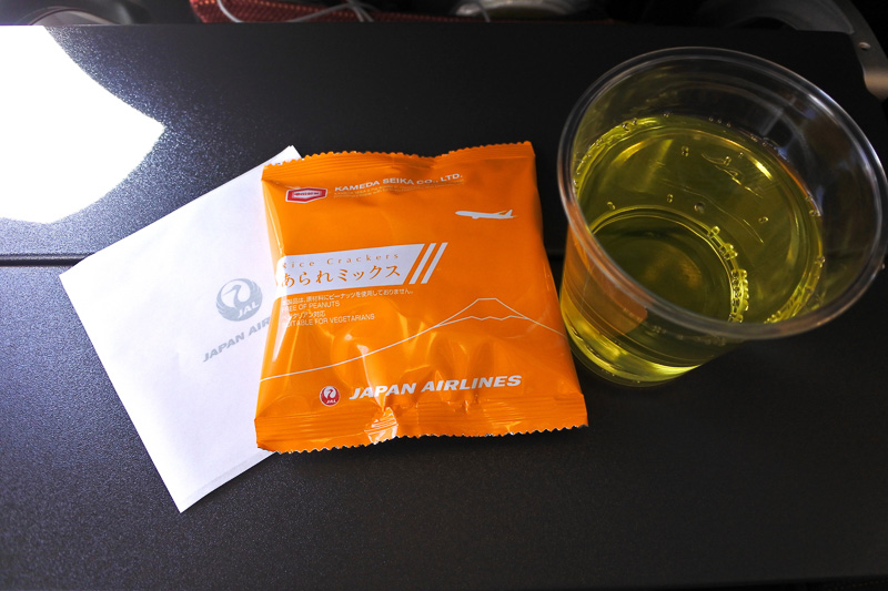 ハワイ線で楽しめるアルコールドリンク「スカイ・ロワイヤル」と「あられミックス」で乾杯