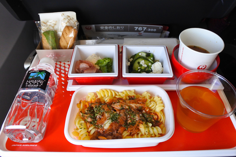 「シュレッドポークのパスタ トマトソース」がメインの機内食