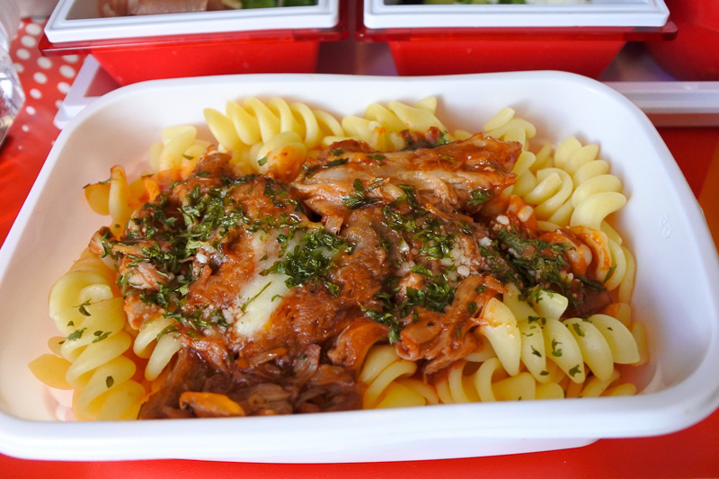 「シュレッドポークのパスタ トマトソース」がメインの機内食