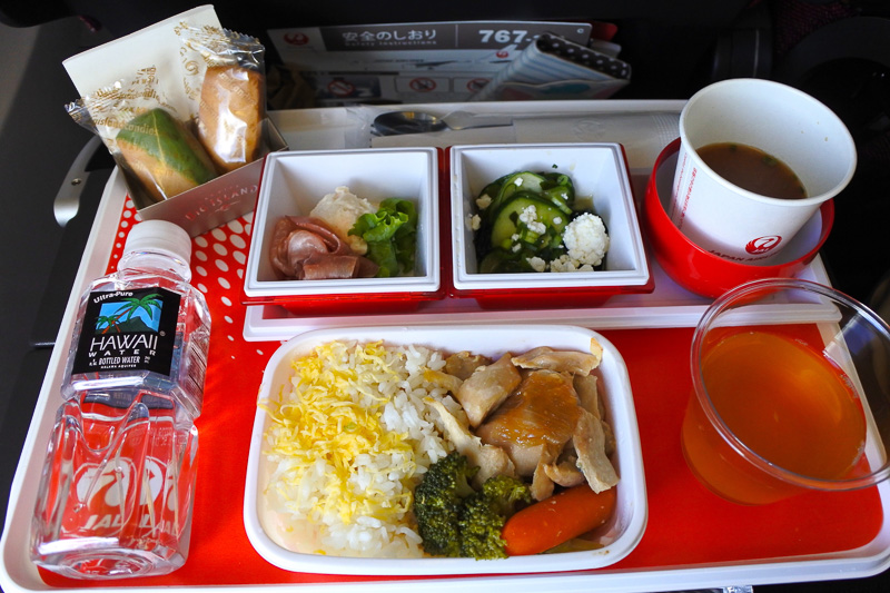 「鶏の生姜焼き風 ご飯添え」がメインの機内食