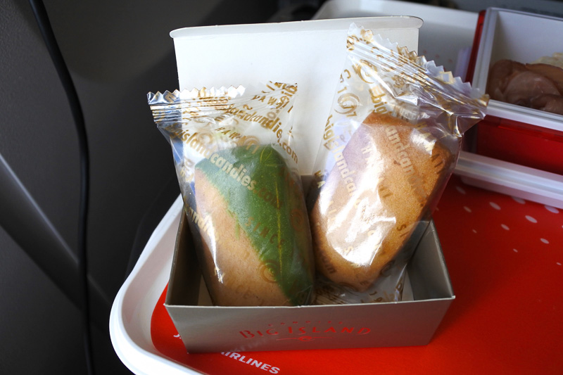 専用ボックス入りの「ビッグアイランド・キャンディーズ」の「PINEAPPLE SHORTBREAD」と「GREEN TEA DIPPED BUTTER SHORT BREAD」