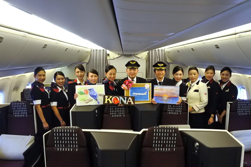 成田国際空港到着後、就航初便、帰国便担当の機長、客室乗務員全員笑顔でパチリ
