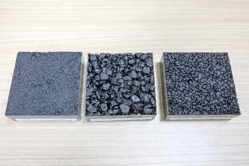 サンプルは左から一般的なアスファルト、低音舗装、高耐久型超低音舗装