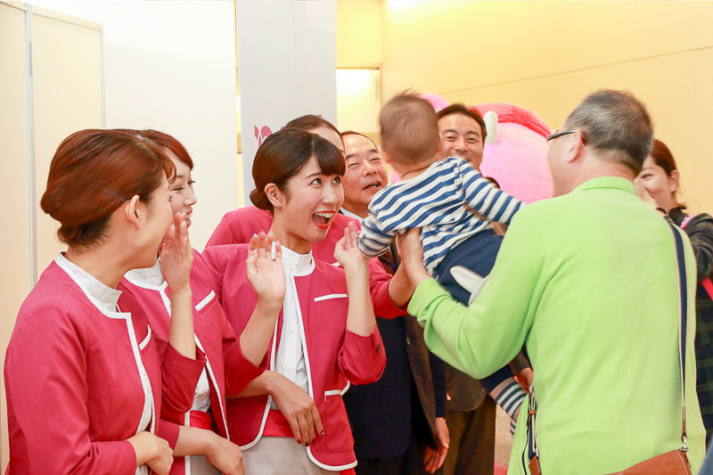 次々とハイタッチを決めて搭乗していく利用客