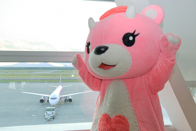 プッシュバックを開始した桃園行きMM725便（JA819P）を見送るコアックマとピーチスタッフ