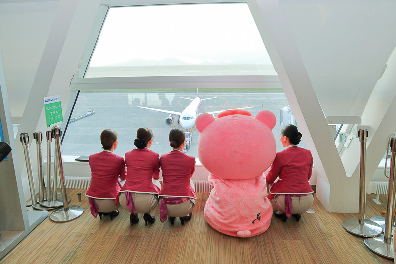 プッシュバックを開始した桃園行きMM725便（JA819P）を見送るコアックマとピーチスタッフ