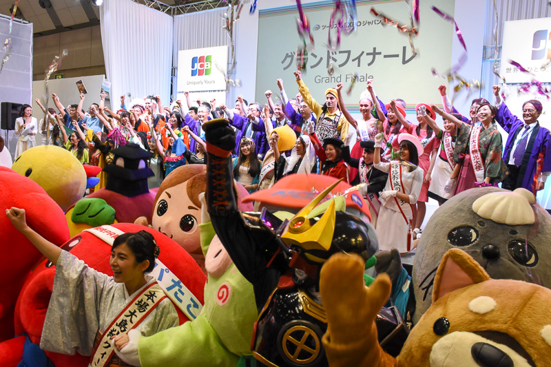 グランドフィナーレは関係者、ゆるキャラたちが大集合でレンズに収まりきらないほどの賑わい