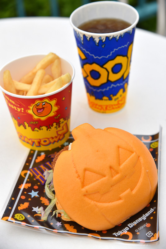 「スペシャルセット」（990円）はパンプキンシェイプ・ホタテクリームコロッケパオ、フレンチフライポテトとドリンクのセット